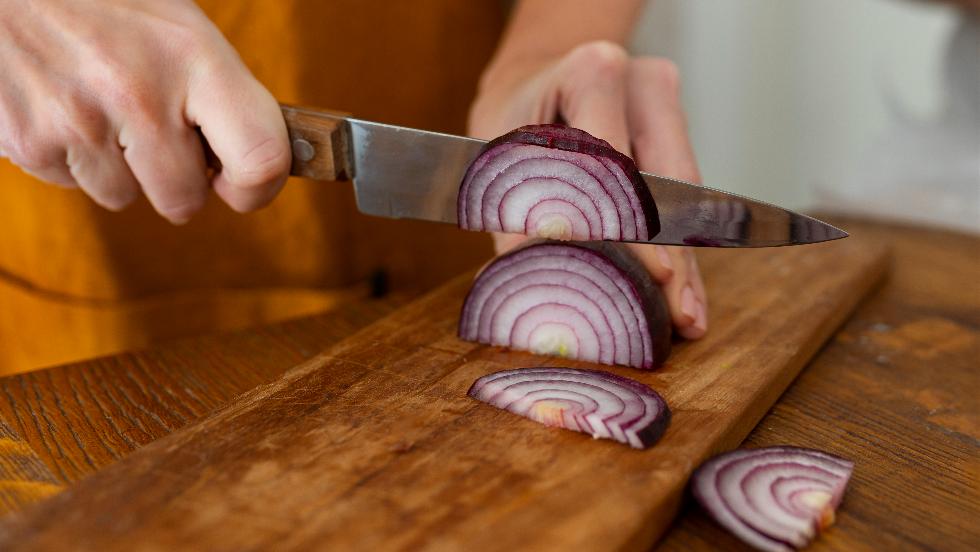 Kiderült, miért könnyezünk a hagyma aprítása közben Kiderült, miért könnyezünk a hagyma aprítása közben