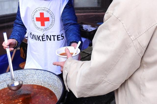 Egy t�ny�r szeretet! – H�sv�ti �teloszt�s Zalaegerszegen