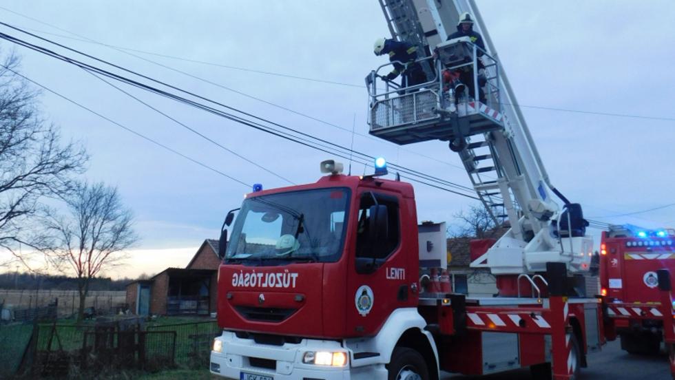 Egy autó megrongált egy telefonkábelt tartó oszlopot Lentiben Egy autó megrongált egy telefonkábelt tartó oszlopot Lentiben