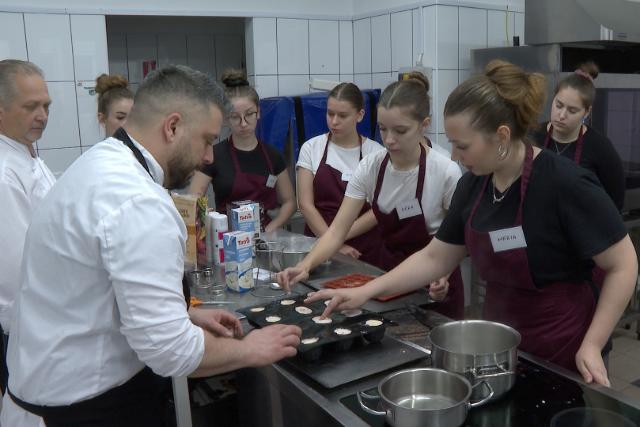 Cukr�szk�pz�s – Nemzetk�zi h�r� mestert�l tanultak a B�thoryban  