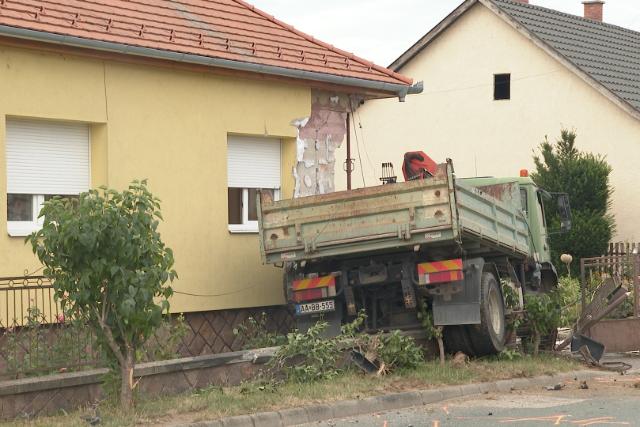 �ssze�tk�z�tt egy szem�lykocsi �s egy teheraut� Zalaegerszegen, a G�b�rti �ton