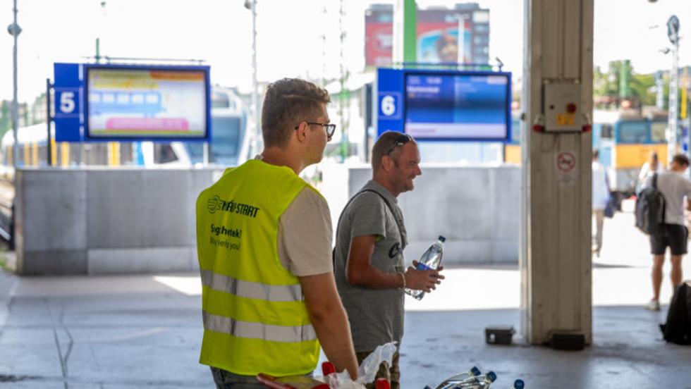 Folytatják a vízosztást a vasútállomásokon, pályaudvarokon, autóbusz-állomásokon Folytatják a vízosztást a vasútállomásokon, pályaudvarokon, autóbusz-állomásokon
