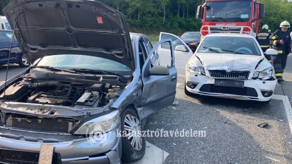 Kt aut tkztt a 76-os fton, a kisbucsai vasti tjr kzelben