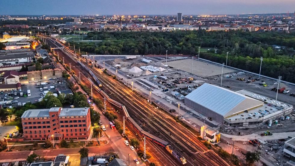 Három vasúti kocsit már kiemeltek - a Keleti pályaudvar továbbra sem fogad vonatokat - frissítve Három vasúti kocsit már kiemeltek - a Keleti pályaudvar továbbra sem fogad vonatokat - frissítve