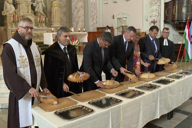 Új kenyér szentelése és államalapítás ünnepe a Jézus Szíve Ferences Plébániatemplomban Új kenyér szentelése és államalapítás ünnepe a Jézus Szíve Ferences Plébániatemplomban