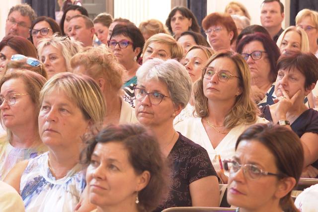 Tan�vnyit� konferencia - A j�v�ben olyan szakm�k jelennek meg, amelyek ma m�g nem l�teznek