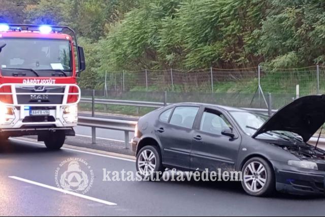 Szalagkorlátnak ütközött egy autó Zalaegerszeg és Alsónemesapáti között Szalagkorlátnak ütközött egy autó Zalaegerszeg és Alsónemesapáti között