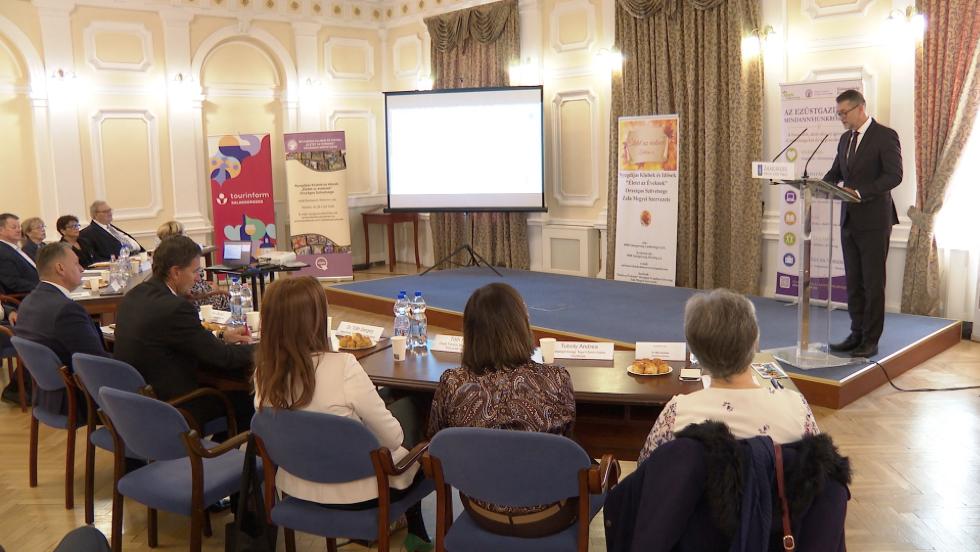 Id�sek akt�van Zal�ban – Konferencia a d�szteremben