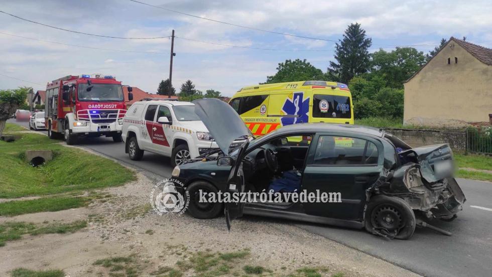 Parkol� aut�nak �tk�z�tt egy szem�lyg�pkocsi Tornyiszentmikl�son