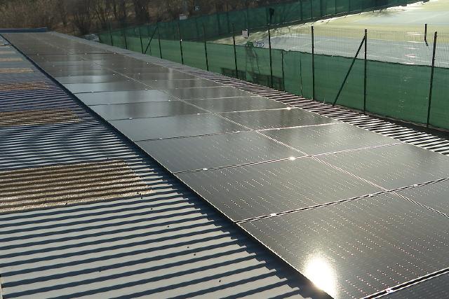 Napelemet telepítettek – energetikai korszerűsítés a sportcentrumban    