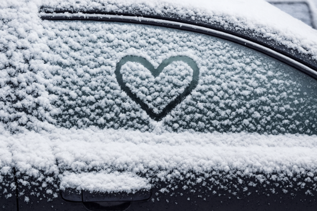 gy indtsa az autt a tli hidegben