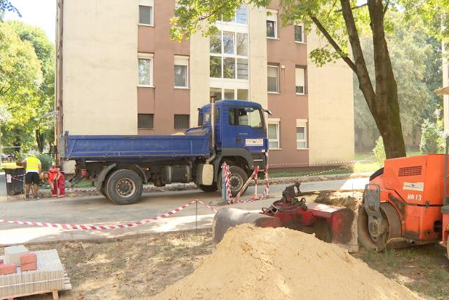 Zajlanak a munklatok a Gasparich ton