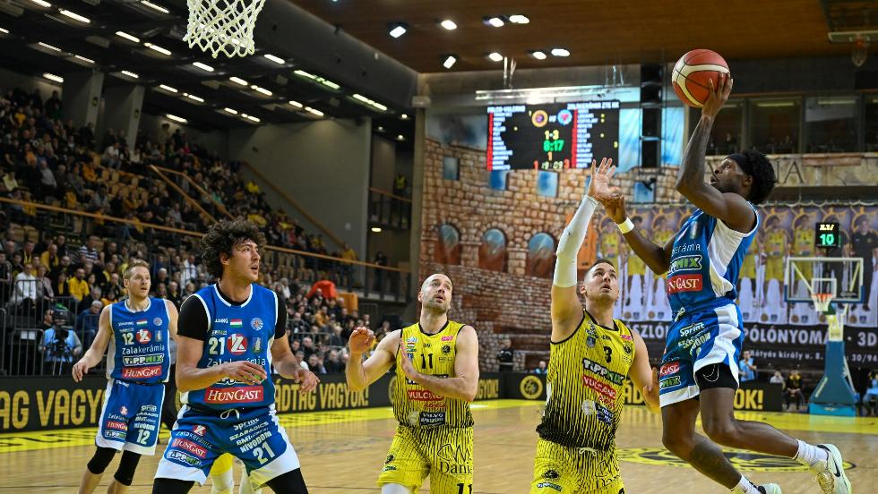Nem borult a pap�rforma Szombathelyen 