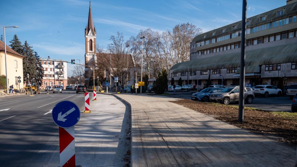 Új buszmegálló a kórház előtt Új buszmegálló a kórház előtt