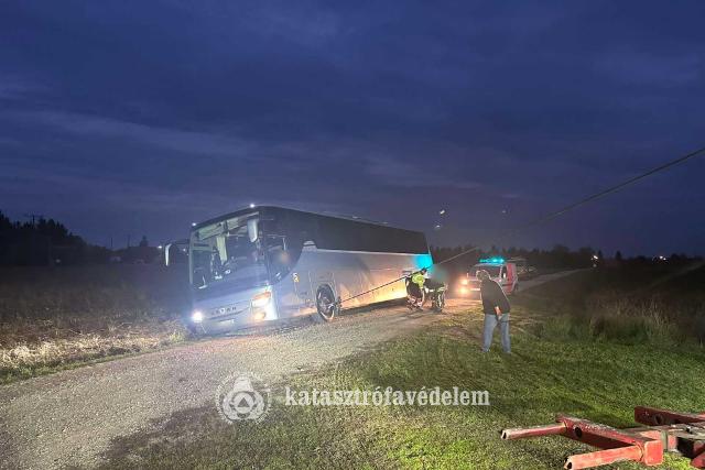 Csaknem hatvanan utaztak azon a buszon, amely árokba hajtott Zalában – frissítve Csaknem hatvanan utaztak azon a buszon, amely árokba hajtott Zalában – frissítve