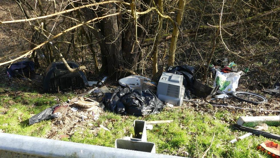 Lomtalanítás után az út szélén szabadultak meg a hulladéktól Lomtalanítás után az út szélén szabadultak meg a hulladéktól