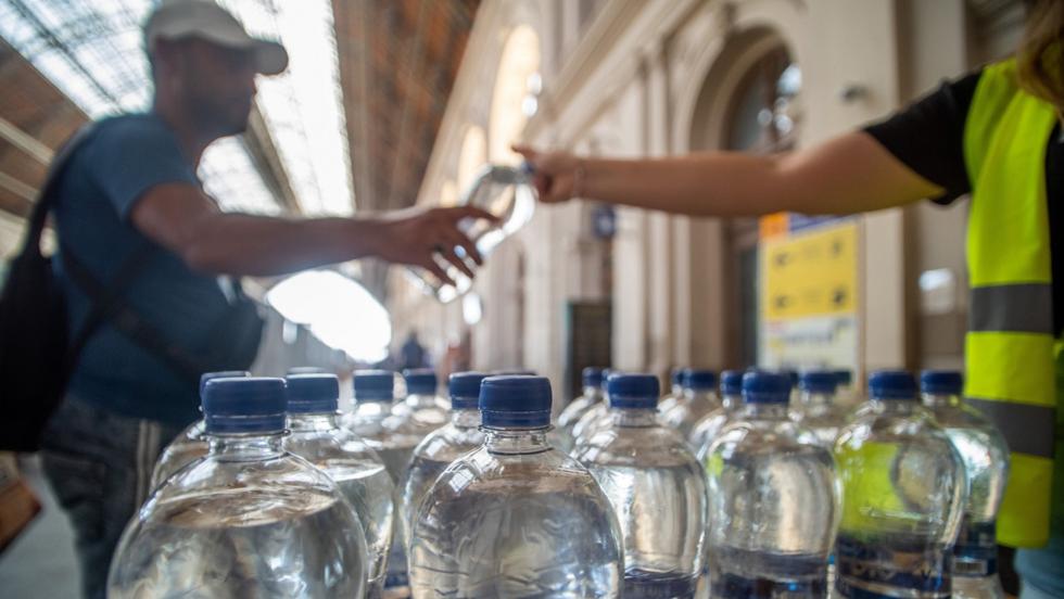 Hőségriadó: vízosztás a pályaudvarokon és autóbusz-állomásokon Zalaegerszegen is Hőségriadó: vízosztás a pályaudvarokon és autóbusz-állomásokon Zalaegerszegen is