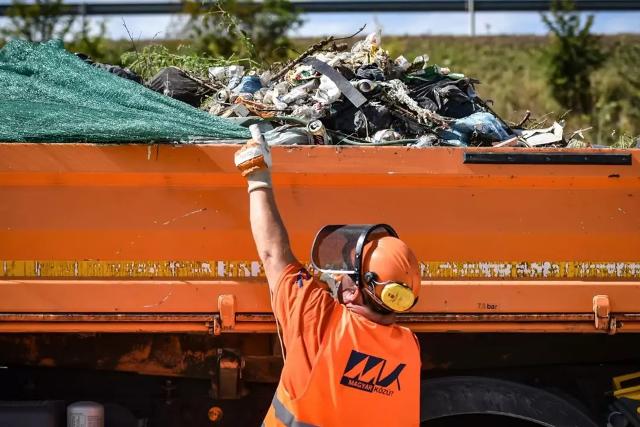 Lázár János is csatlakozott a szemétszedési akcióhéthez Lázár János is csatlakozott a szemétszedési akcióhéthez