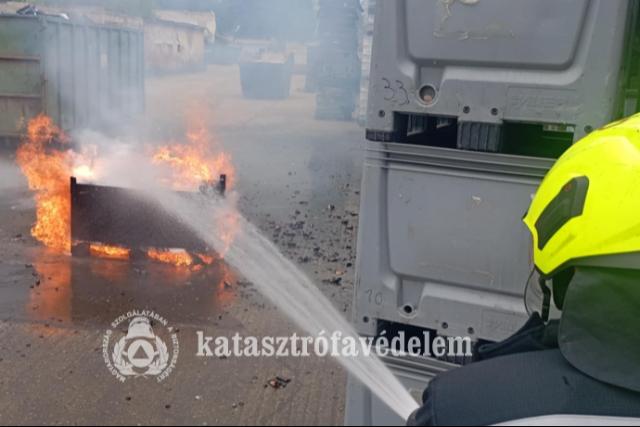 Akkumulátorok égtek egy konténerben Zalaegerszegen Akkumulátorok égtek egy konténerben Zalaegerszegen