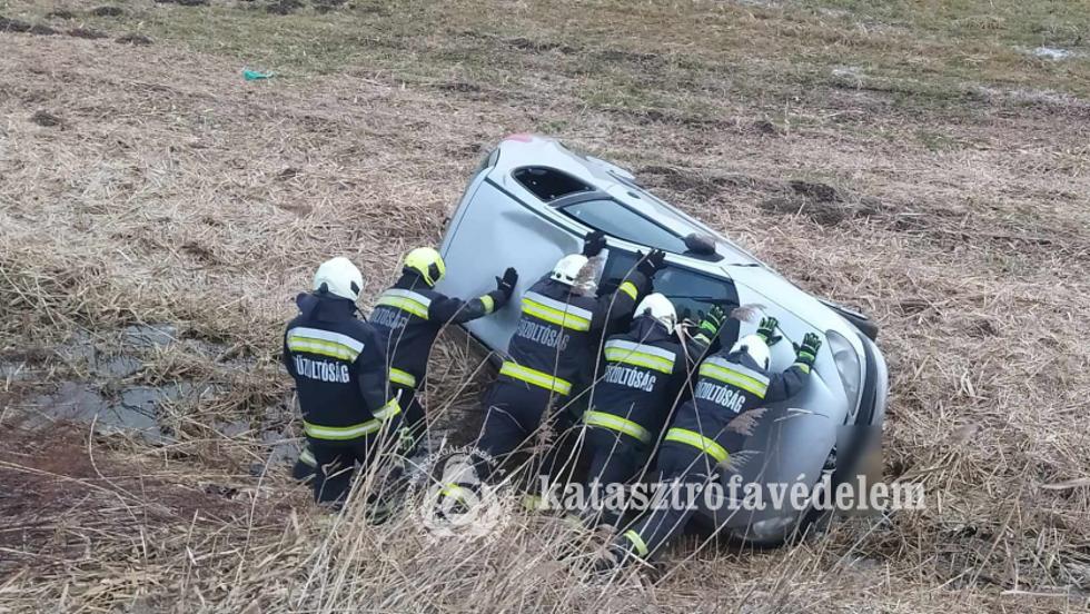 Árokba csapódott egy személygépkocsi a 74-es főúton, Csatár térségében Árokba csapódott egy személygépkocsi a 74-es főúton, Csatár térségében