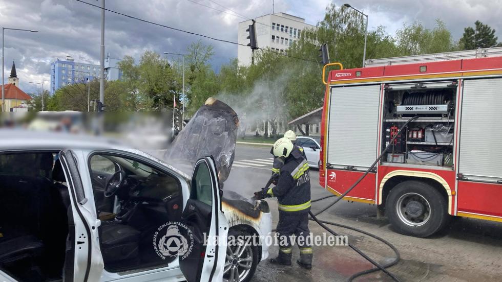 Menet k�zben kigyulladt egy szem�lyaut� Zalaegerszegen
