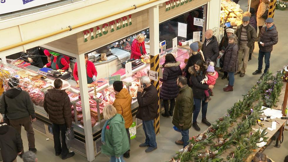 Az utolsó pillanatban is sokan vásárolnak a piacon Az utolsó pillanatban is sokan vásárolnak a piacon