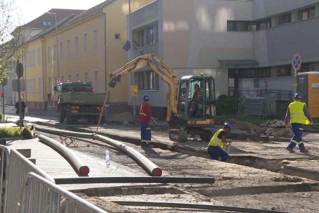 Gázvezetékeket cserélnek a Petőfi utcában Gázvezetékeket cserélnek a Petőfi utcában