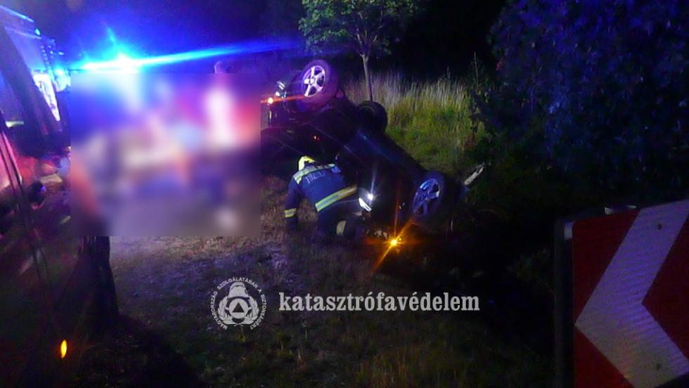Felborult egy autó Alsónemesapátinál Felborult egy autó Alsónemesapátinál