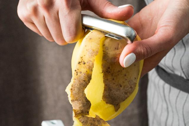 Ez a konyhai trükk lehetővé teszi, hogy soha többé ne kelljen burgonyát hámozni Ez a konyhai trükk lehetővé teszi, hogy soha többé ne kelljen burgonyát hámozni