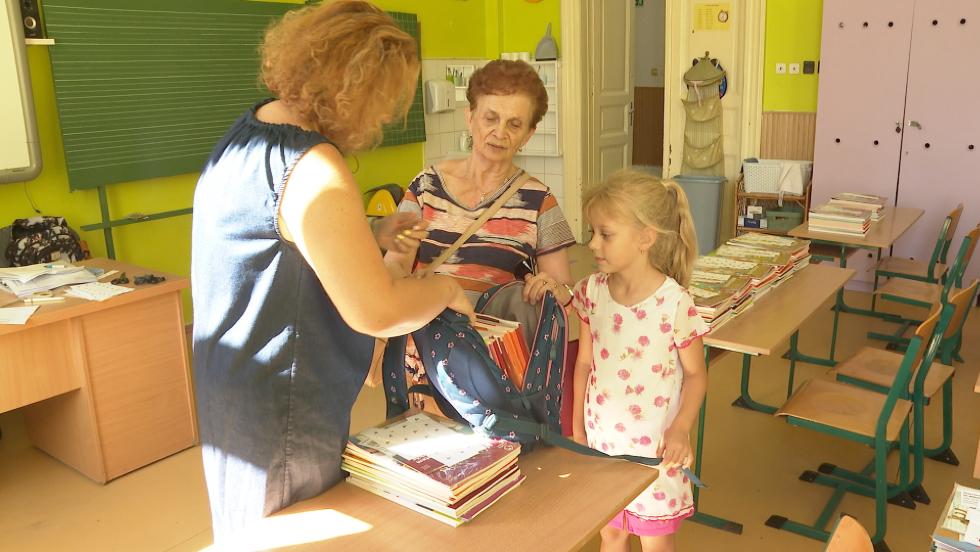 Közeleg az iskolakezdés, kiosztották a tankönyveket Közeleg az iskolakezdés, kiosztották a tankönyveket