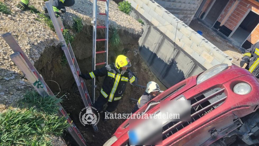 Munkagödörbe tolatott egy autó Cserszegtomajon Munkagödörbe tolatott egy autó Cserszegtomajon