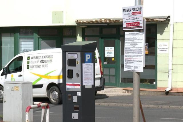 J� h�r az aut�soknak: elt�r�lt�k a mobilparkol�s k�nyelmi d�j�t