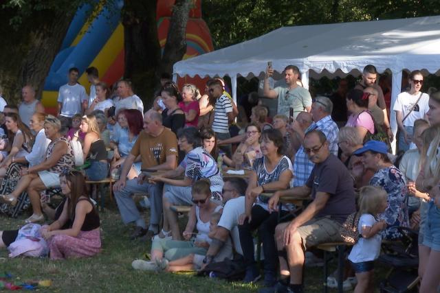 Pikniket tartottak a Malom-t� partj�n