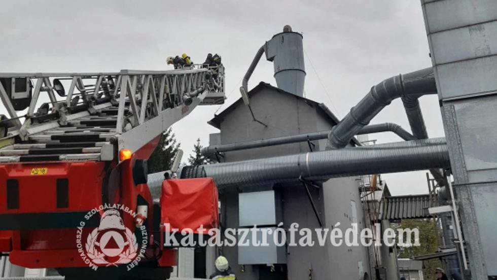 Beizzott a fűrészpor egy nagylengyeli faipari üzem padlásán Beizzott a fűrészpor egy nagylengyeli faipari üzem padlásán