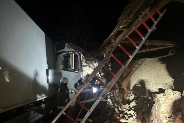 V�dat emeltek a sof�r ellen, aki kamionnal letarolt egy h�zat Zalabaks�n