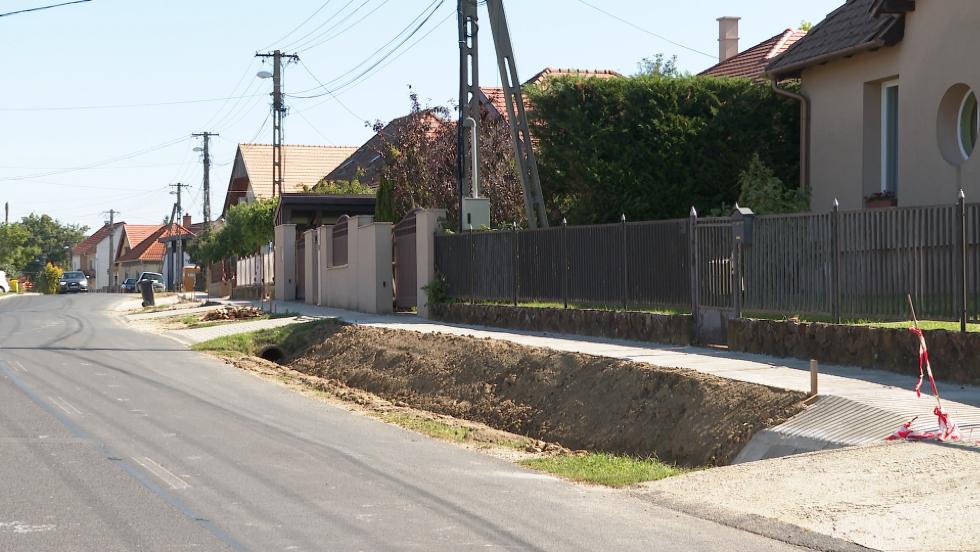 Felújítják a járdát a Bazitai úton Felújítják a járdát a Bazitai úton