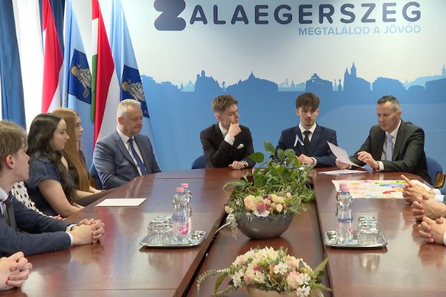 Hatalom�tv�tel �s di�kk�zgy�l�s a Fiatalok het�n