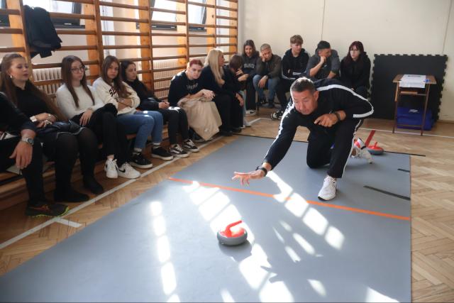 K�z�s j�t�k, k�z�s �lm�ny – Zalaegerszegen is bemutatkozott a floor curling