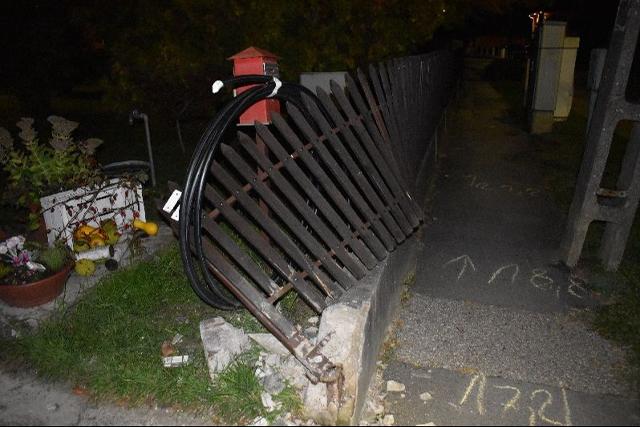 Ittas sofőr rongálta meg egy ház kertjét Hévízen Ittas sofőr rongálta meg egy ház kertjét Hévízen