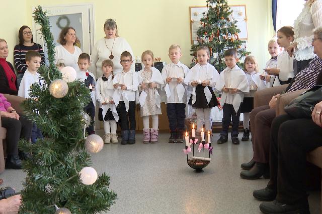 Karácsonyvárót tartottak a Landorhegyi Idősek Klubjában Karácsonyvárót tartottak a Landorhegyi Idősek Klubjában