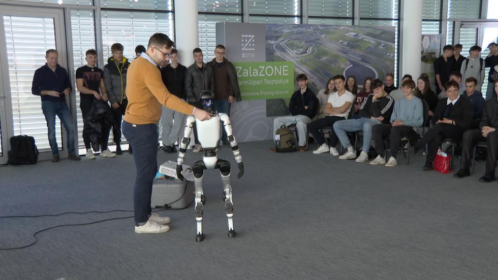 MI tematikus nap középiskolásoknak a ZalaZONE-ban MI tematikus nap középiskolásoknak a ZalaZONE-ban