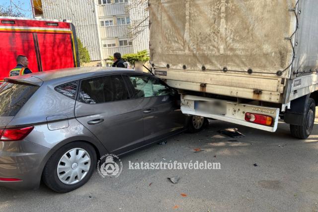 Kisteheraut�nak �tk�z�tt egy aut� Zalaegerszegen