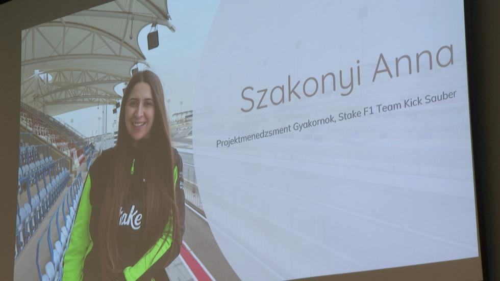 Előadást tartott a gyakornok Előadást tartott a gyakornok