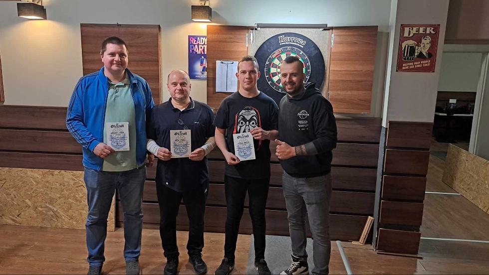 Két tucat versenyző állt dobóvonalra a darts amatőr bajnokságon Két tucat versenyző állt dobóvonalra a darts amatőr bajnokságon