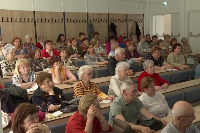 Ismeretterjeszt� el�ad�sok a Senior Akad�mi�n