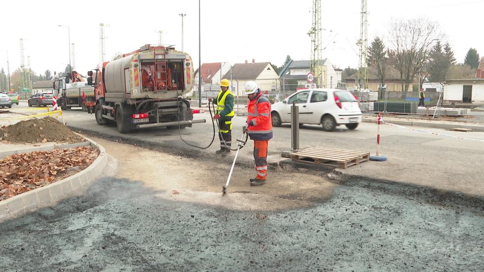 Elkezdődött az aszfaltozás a kétirányúsítással érintett területen Elkezdődött az aszfaltozás a kétirányúsítással érintett területen