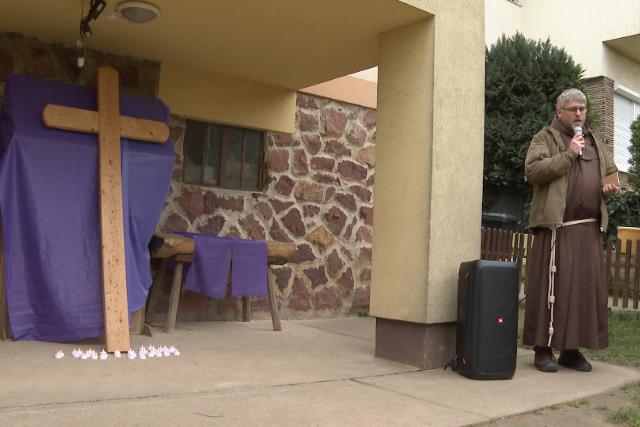 Keresztútra várták a felnőtteket a Szent Család Óvodában