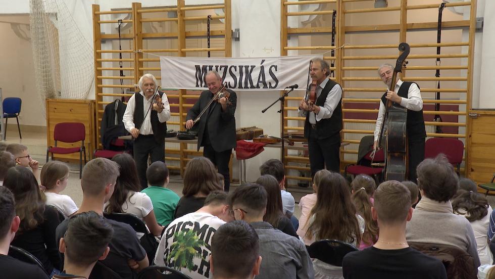 Rendhagyó énekórát tartott a Muzsikás együttes a Mindszenty iskolában Rendhagyó énekórát tartott a Muzsikás együttes a Mindszenty iskolában