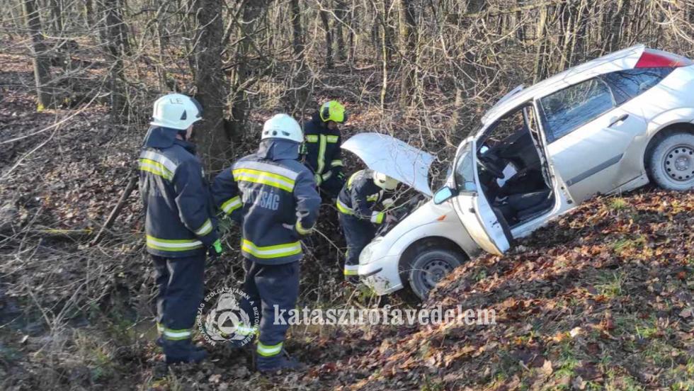 Árokba hajtott egy autós Hernyék térségében Árokba hajtott egy autós Hernyék térségében