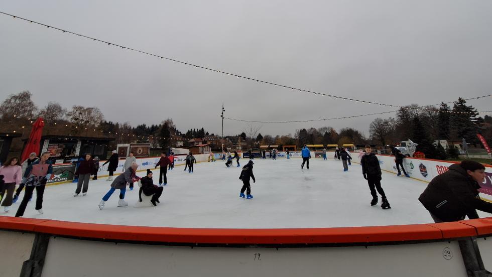 Karcsonyi csodaorszg s j tli attrakci Zalakaroson – megnylt a vros els jgplyja (x)